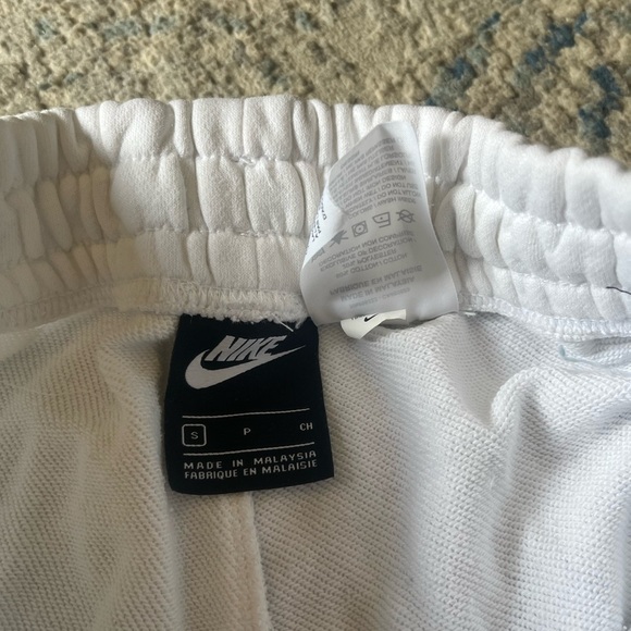 Women’s Nike chrome swish short white small - Picture 3 of 5